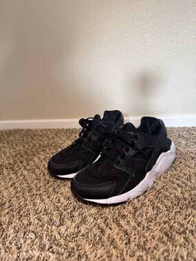Nike Hurrache Black and White Athletic Sneakers